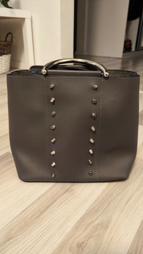 Kabelka šedá s cvokmi, 