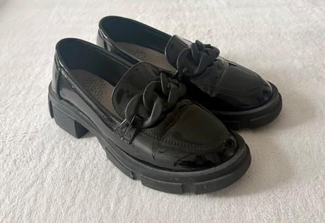 Čierne lakované loafers, 36