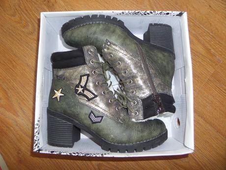 Kožušinové čižmy s odznakmi, 40