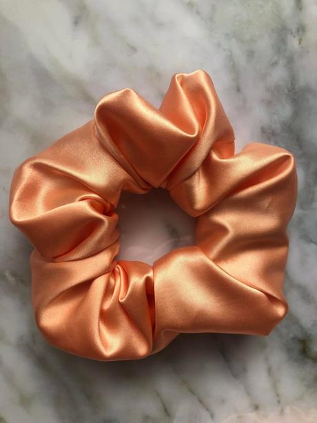 Saténová gumička scrunchie marhuľová, 