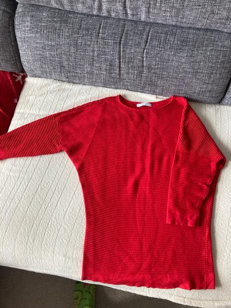 Červený sveter, reserved,s