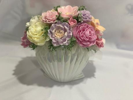 Mydlova kytica vo váze z mušle, 