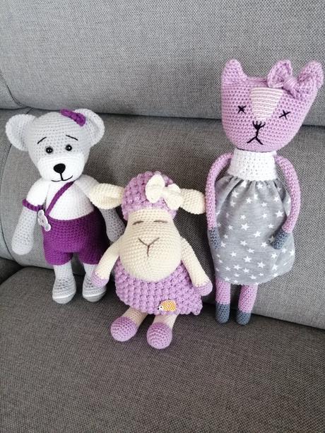 Háčkované hračky a deka,