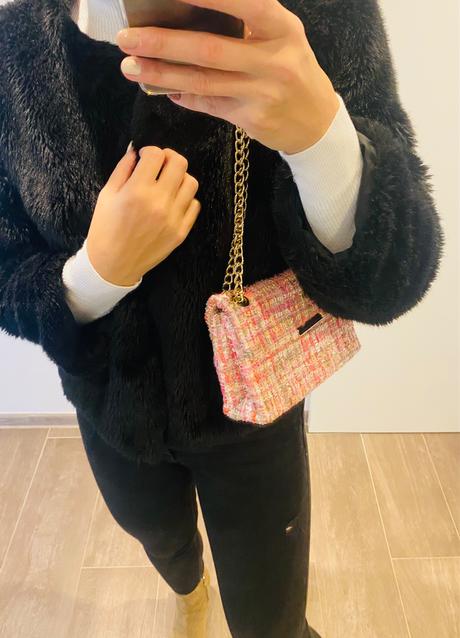 Ružová kabelka so zlatou retiazkou, 