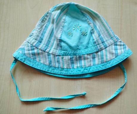 Klobúčik so šnúrkami, 104