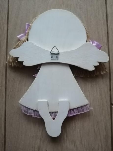 Drevený anjelik šťastia dievčatko,