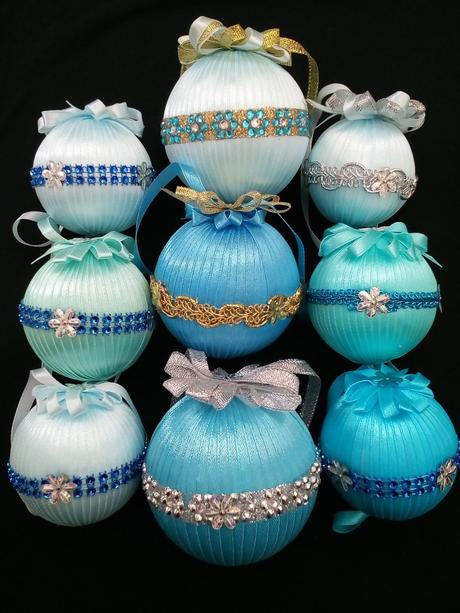 Krásne ručne robené vianočné gule rôznych farieb, 