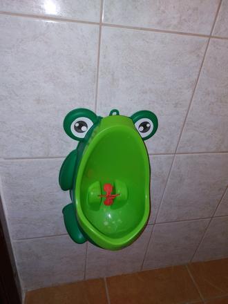 Detský nástenný prenosný pisoár žabka, 