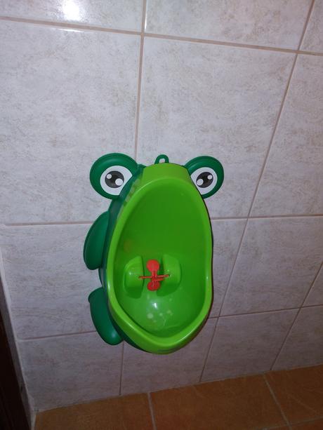 Detský nástenný prenosný pisoár žabka, 