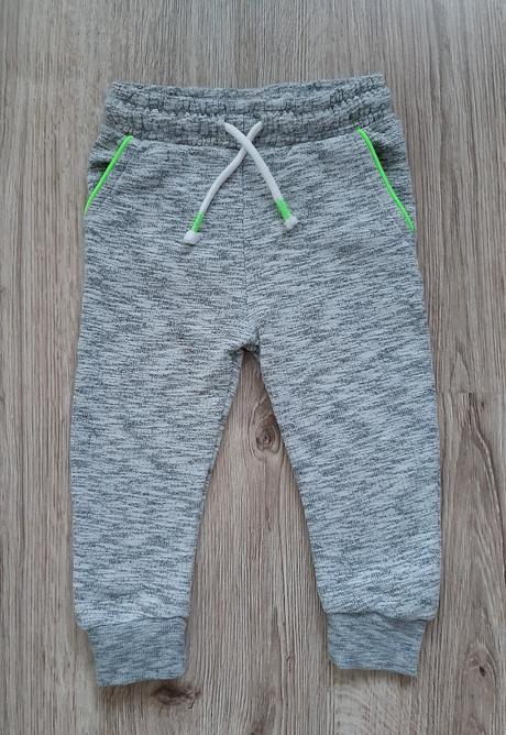 Hrubšie chlapčenské tepláky, tesco,92