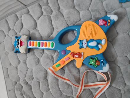 Gitara vydava zvuky,