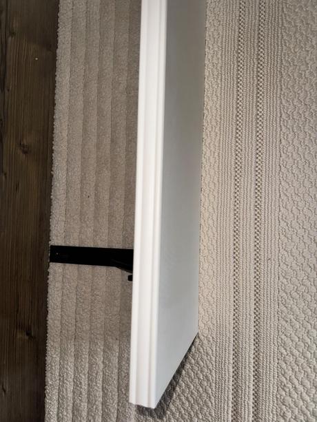 Polica s kovovymi konzolami, 