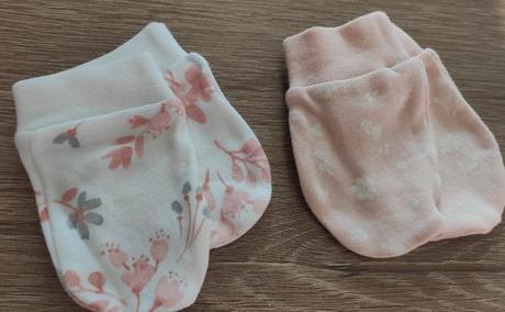 Novorodenecké rukavice, 50