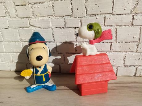Dve figúrky známeho kresleného psa snoopyho,