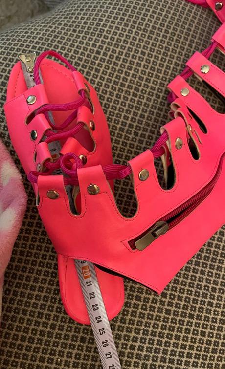 Ružové gladiátorky., 38