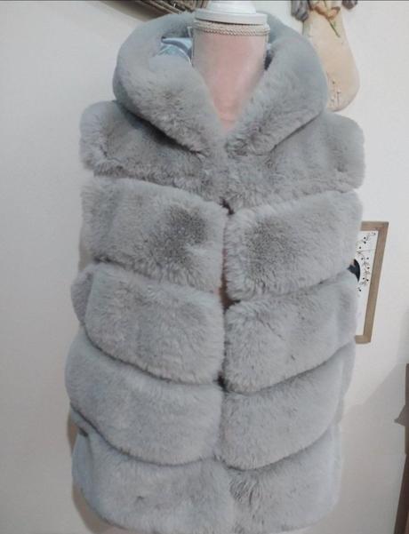 Kožušinova vesta s kapucňou, 