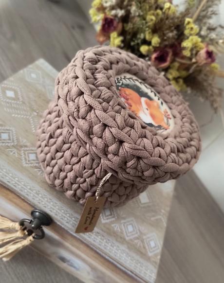 Háčkovaný košík s vekom,