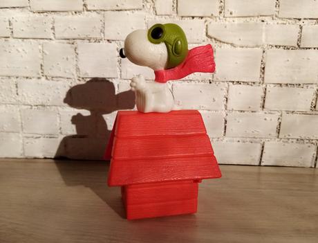 Dve figúrky známeho kresleného psa snoopyho,