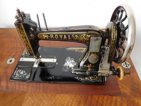 Starožitný šijací stroj značky royal-plne funkčný, 