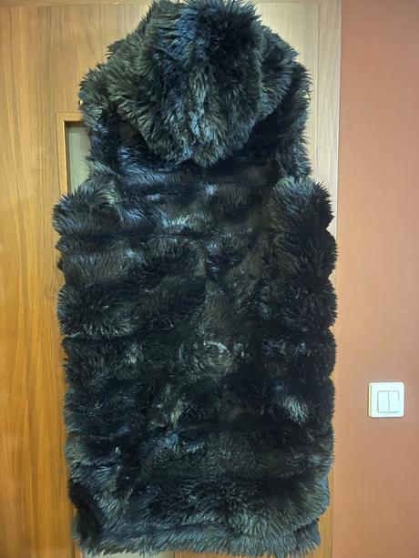 Čierna kožušinová vesta s kapucňou, 