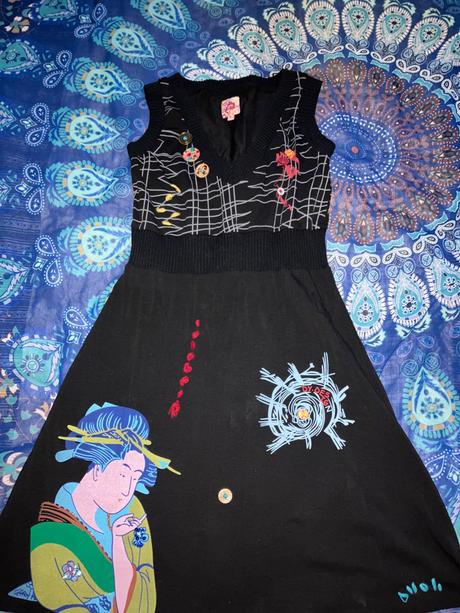 Elastické šaty s farebnými aplikáciami, s