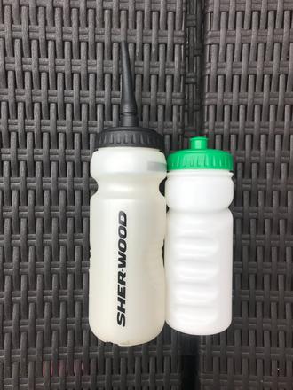 2 hokejové fľaše,