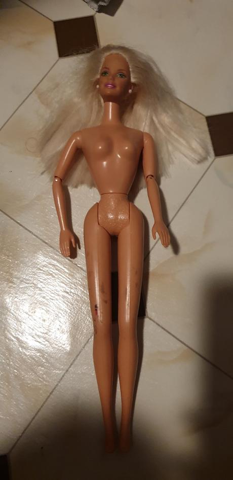 Babika barbie, hybe rukami,