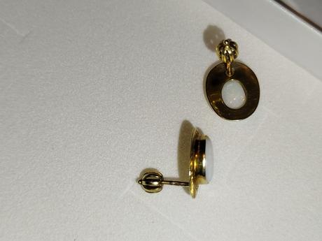 Zlaté náušnice s opalom,