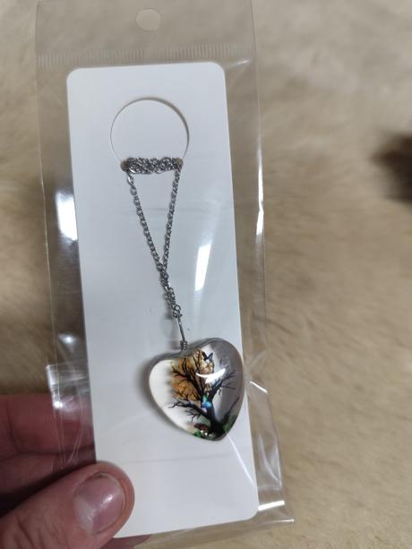 Prívesok z brúseného skla z retiazkou,