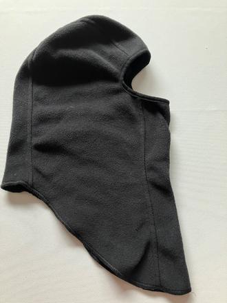 Kukla pod prilbu, wedze