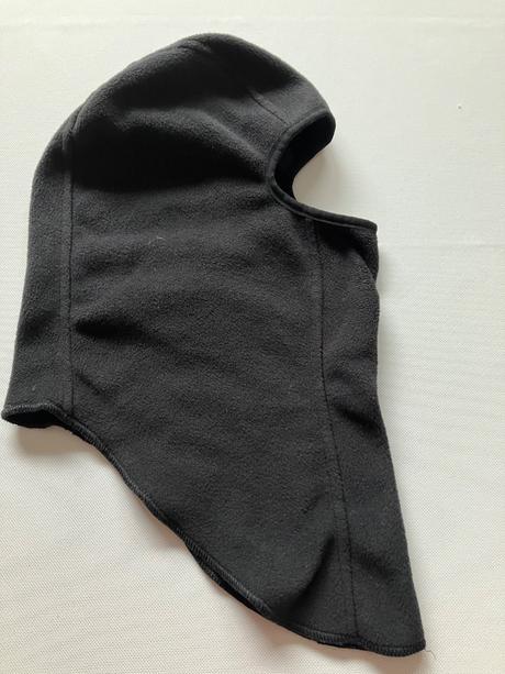 Kukla pod prilbu, wedze