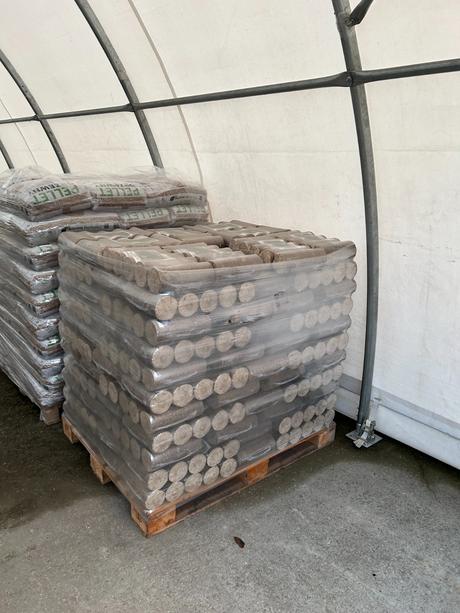 Drevené brikety skladom pre pohodlné kúrenie, 