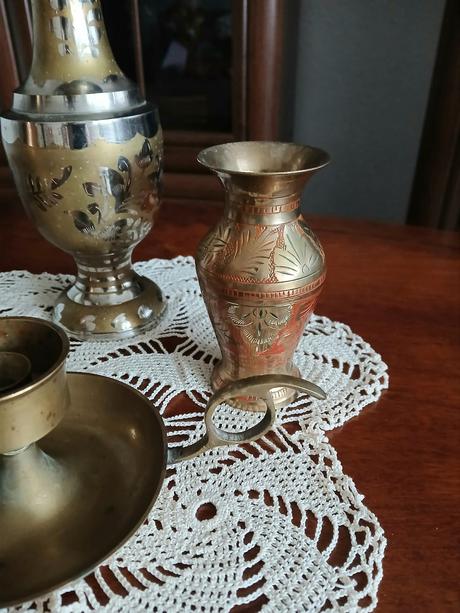 Mosadzné vázičky a svietnik, 
