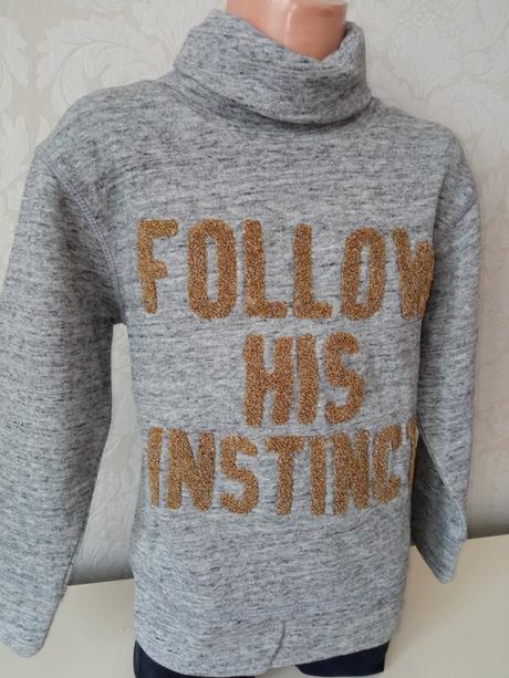 Chlapčenský sivý sveter s rolákom a nápisom (6r.), 116