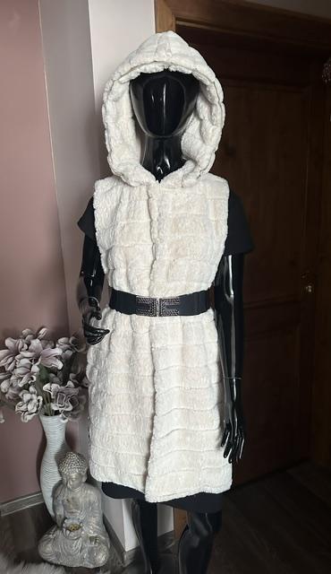 Krásna mäkučká béžová vesta s kapucňou zn. magenta, l / m