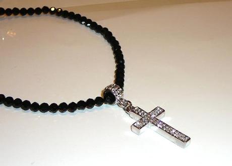 Korálkový náhrdelník s krížikom,