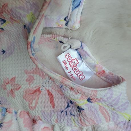 Šaty s kvetinovým vzorom, 98