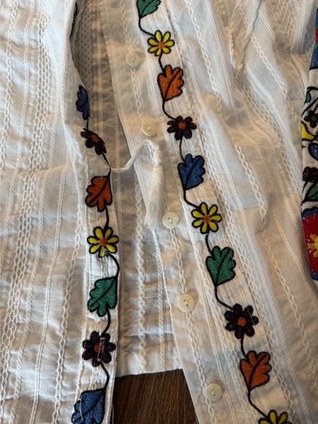 Biela esq košeľa s farebnými výšivkami a balónovým, l