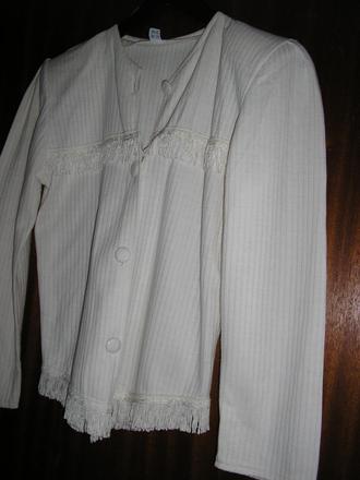 529. biela blúzka príp. kabátik, s