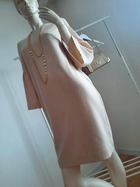 Sofistikované šaty, s