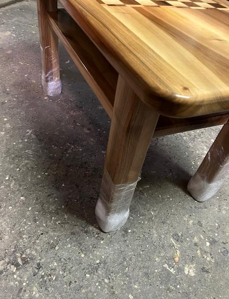 Šachovnicový masívny stôl orech ručná výroba, 