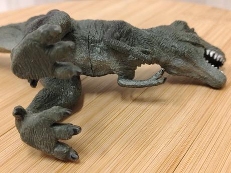 Zberat figúrka dinosaura t-rex pruhované maskovani,