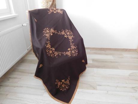 Obrus vyšívaný čokoládovej farby ručná výšivka., 