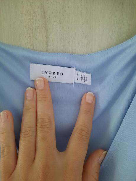 Bledomodré šaty, 48