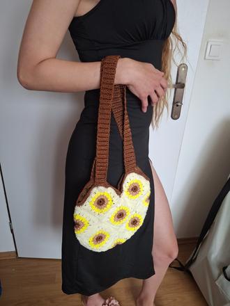 Hačkovana crossbody kabelja,