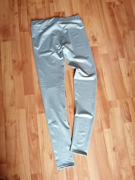 Čierne a šedé leginy, s