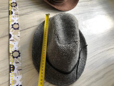 Rôzne opasky klobúky, 