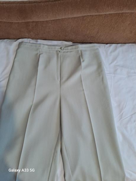 Zelenkastý nohavicový kostým č.cca 42/44, 42