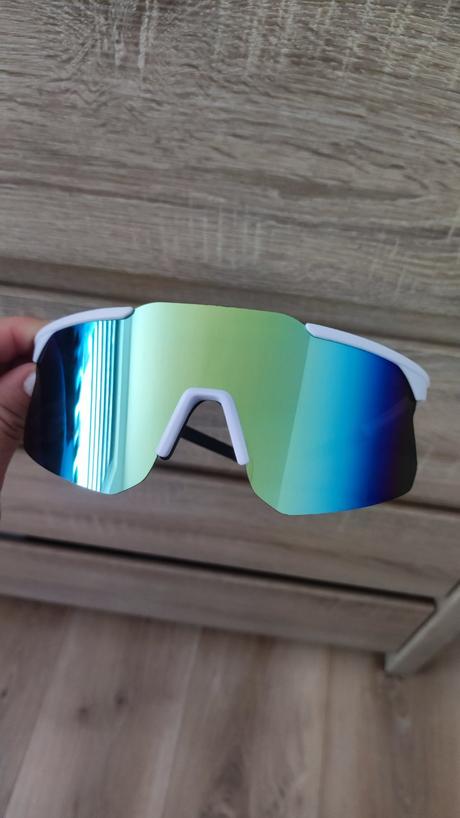 Športové slnečné okuliare zelené šošovky,