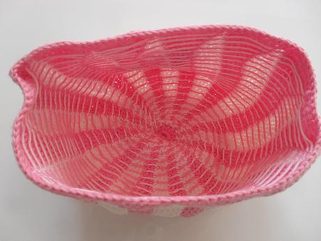 Čiapočka háčkovaná so srdiečkami, <50